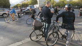 Un rassemblement du groupe "Vélorution", le 22 septembre à Paris. Le vélo fait partie des moyens de transports valorisés par la ville de Paris pour remplacer la voiture dimanche.