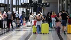 Des passagers à l'aéroport international de Beyrouth le 29 juillet 2024.  
