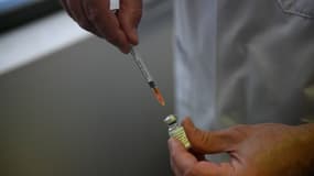 Un soignant préparant une dose de vaccin contre la variole du singe avec le produit Imvanex, le 3 août 2022 (photo d'illustration)