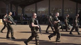 Militaires français sur une base de l'armée de l'air malienne à Bamako, lundi. L'ancien président Valéry Giscard d'Estaing a mis en garde mercredi dans le quotidien Le Monde contre "une évolution de l'action de la France au Mali, qui serait de type néocol
