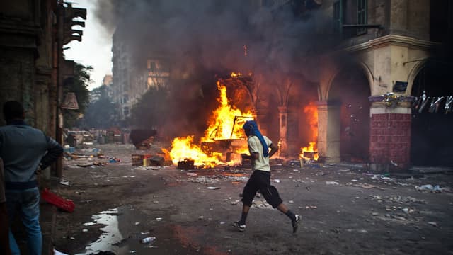 Un manifestant pro-Morsi dans les rues du Caire, vendredi 16 août.