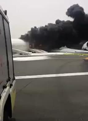 Avion en feu à Dubai - Témoins BFMTV
