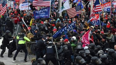 Des partisans de Donald Trump lors d'affrontements avec les forces de l'ordre devant la Capitole à Washington D.C le 6 janvier 2021