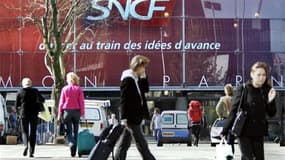 La SNCF va proposer des billets à 50 euros pour les Français rapatriés vers les aéroports du sud du pays en raison du nuage de cendres volcaniques venu d'Islande afin de leur permettre de regagner le nord de la France. /Photo d'archives/REUTERS/Charles Pl