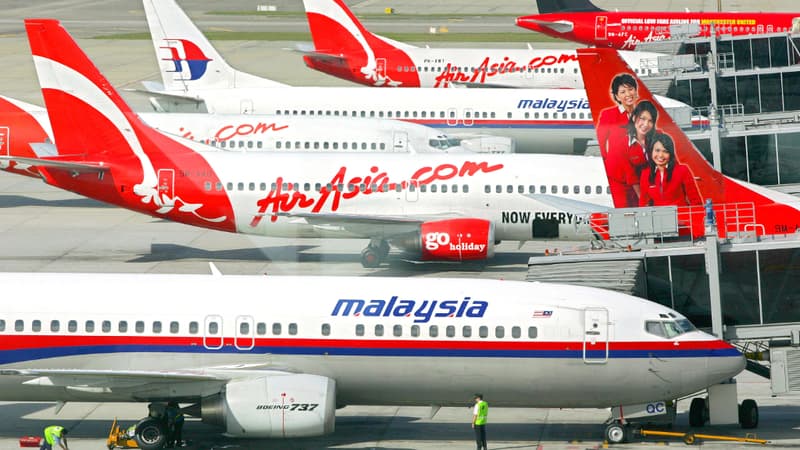 Des avions d'AirAsia et de la Malaysia Airlines dans l'aéroport de Kuala Lumpur, en 2006.