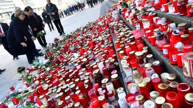 Angela Merkel et le Premier ministre tunisien se recueillent sur les lieux de l'attentat de Berlin.