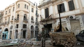 Des soldats libyens fidèles au gouvernement internationalement reconnu dans une rue de Benghazi, dans l'est du pays, le 28 février 2015