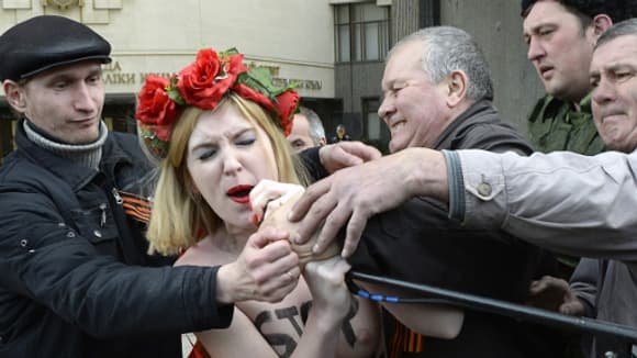 L'une des Femen, Sarah, jeudi, en Crimée. L'une des Femen, Sarah, jeudi, en Crimée.