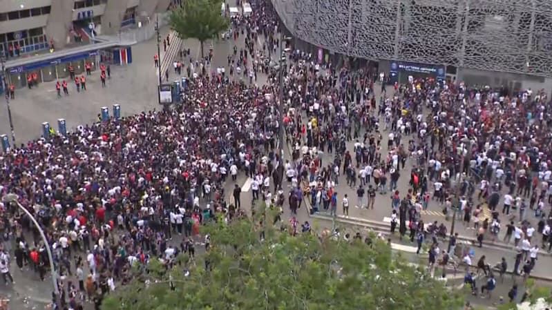 La foule qui s'amasse devant le Parc des Princes pour la finale de la Ligue des champions, 31 mai 2025