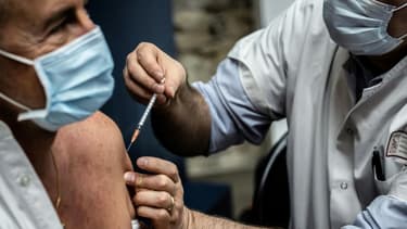 Un médecin administre une dose du vaccin Pfizer-BioNtech à un employé des Hospices Civils de Lyon le 5 janvier 2021