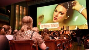 Les fans de Taylor Swift écoutent une chanson lors d'un événement organisé pour la découverte du nouvel album de Swift, "The Life of a Showgirl", à Melbourne, le 3 octobre 2025.