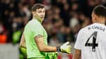 Le gardien d'Aston Villa Emiliano Martinez face à Lille