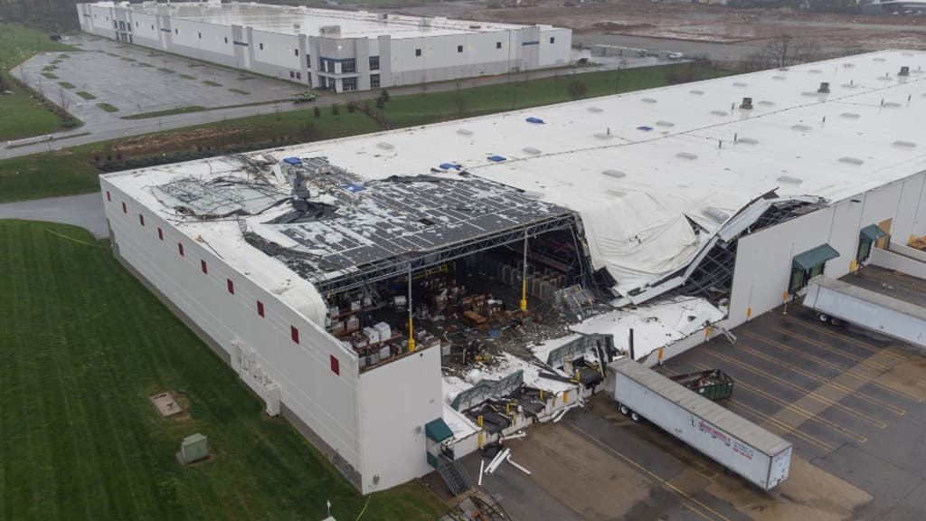 Un entrepôt éventré par une tornade à Jeffersontown, Kentucky, le 6 avril 2025. 