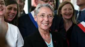 La Première ministre Elisabeth Borne rencontre des étudiants lors d'un déplacement aux Mureaux, près de Paris, le 19 mai 2022
