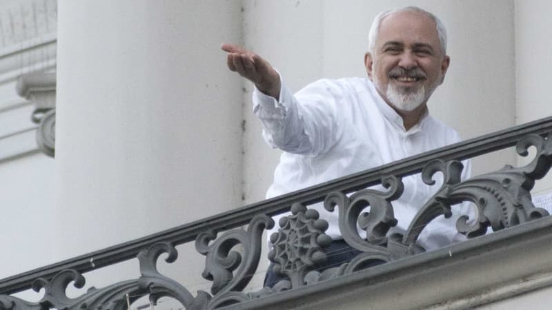 Le ministre des Affaires étrangères iranien Mohammad Javad Zarif s'est montré très souriant dimanche sur le balcon du palais Coburg, où se déroule les tractations.