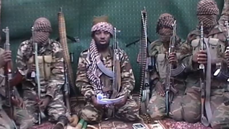 Un homme identifié comme le chef de Boko Haram, Abubakar Shekau (au centre) et des combattants, apparaissent dans une vidéo diffusée en septembre 2013, dont est tirée cette capture d'écran.