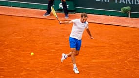 Richad Gasquet, ici lors de son entrée en lice dans le tournoi, le 26 mai 2024, aura besoin d'un revers affûté face à Jannik Sinner, au 2e tour de Roland-Garros