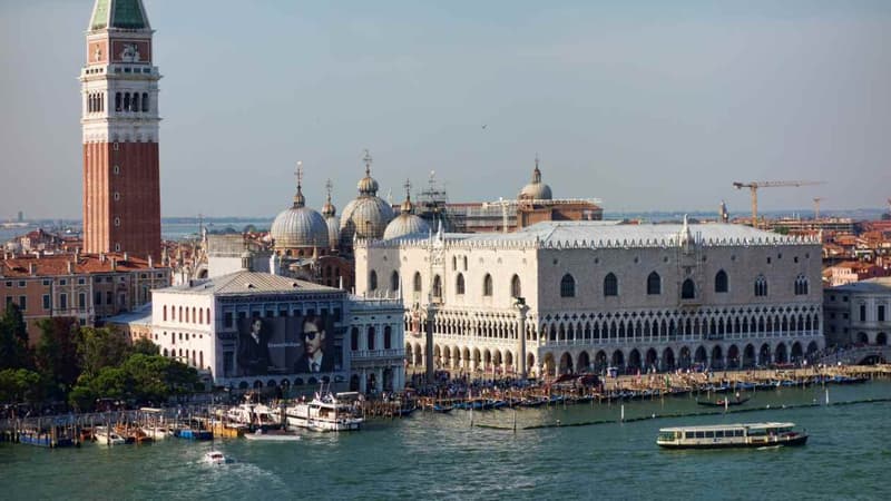 La place Saint-Marc et le Palais des Doges de Venise en 2013, vus du canal de la Giudecca.
