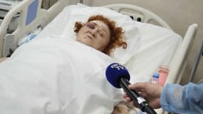 Lyudmila, rescapée de la frappe de Dnipro, sur son lit d'hôpital