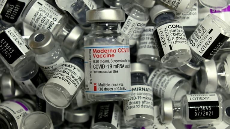 Des flacons des vaccins Pfizer, Moderna et AstraZeneca contre le Covid-19 en avril 2021