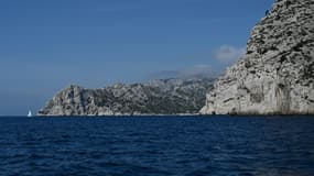 Une partie des calanques de Marseille, vues depuis la mer, le 27 avril 2022