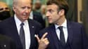 Le président américain Joe Biden (gauche) et le résident français Emmanuel Macron  (droite) lors du sommet extraordinaire de l'Otan à Bruxelles le 24 mars 2022