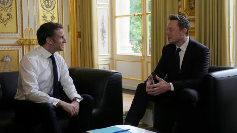 Le président français Emmanuel Macron s'entretient au palais de l'Elysée à Paris avec le patron américain de SpaceX, Twitter et Tesla Elon Musk, le 15 mai 2023