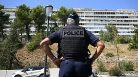 Un policier dans le quartier de Pissevin, à Nîmes, le 22 août 2023