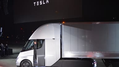 Le patron de Tesla, Elon Musk, sortant du nouveau camion électrique "Semi" le 16 novembre 2017 à Hawthorne, en Californie (États-Unis).