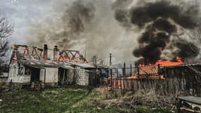 Cette photographie, diffusée par le Service national des situations d'urgence d'Ukraine le 6 avril 2025, montre une maison en flammes à la suite d'un bombardement aérien à Kupiansk.