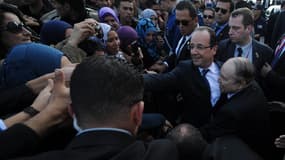 François Hollande, mercredi 19 décembre, dans les rues d'Alger