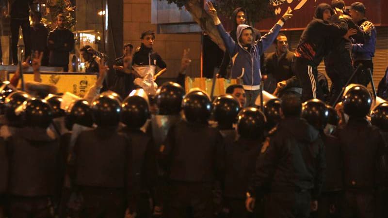 Opposants anti-Morsi face aux forces de l'ordre.