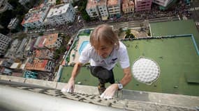 Sous les yeux de centaines de spectateurs, le "Spiderman français" Alain Robert, 50 ans, a escaladé lundi sans aucun matériel les 27 étages de l'hôtel emblématique de La Havane, "Habana Libre", en hommage à Fidel Castro. /Photo prise le 4 février 2013/REU