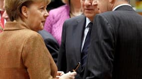 La chancelière allemande Angela Merkel, le président de la Commission européen José Manuel Barroso et le président du Conseil italien Mario Monti s'entretiennent lors du sommet européen de Bruxelles. Un certain vent d'optimisme a soufflé sur ce rendez-vou