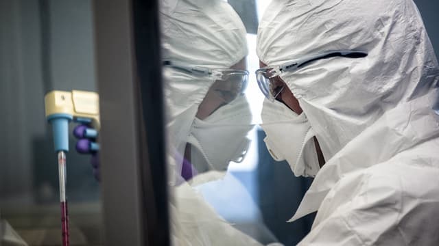 Un scientifique à Lyon, le 5 février 2020.