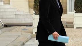 La cote de François Fillon remonte à l'approche d'un remaniement qui ne cesse d'empoisonner le climat politique français et prend plus que jamais des allures de casse-tête pour Nicolas Sarkozy. /Photo prise le 28 octobre 2010/REUTERS/Philippe Wojazer