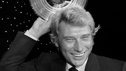 Johnny Hallyday en 1982, posant avec son disque d'or.