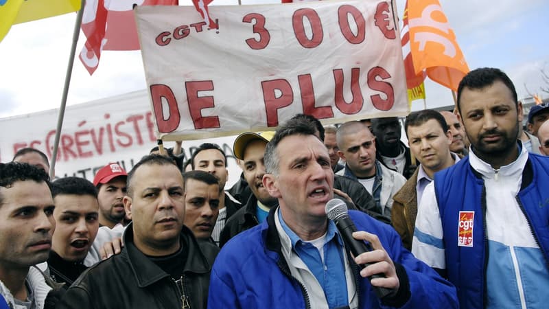 Philippe Julien s'exprime devant une centaine d'ouvriers en grève devant l'usine PSA Peugeot-Citroën d'Aulnay-sous-Bois, le 16 mars 2007.