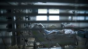 Un patient infecté par le Covid-19, dans le service des soins intensifs à l'hôpital Saint-Camille à Bry-sur-Marne (Ile-de-France), le 15 avril 2021