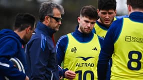 Matthieu Jalibert en train d'écouter les consignes de Fabien Galthié pendant un entraînement du XV de France à Marcoussis, le 28 janvier 2025