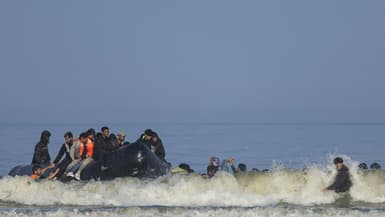 Des migrants tentent de monter dans une embarcation à destination de l'Angleterre, le 30 juin 2025 à Equihen (Pas-de-Calais). Image d'illustration.