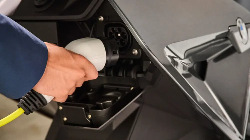 La prise d'alimentation est dissimulée sous le guidon