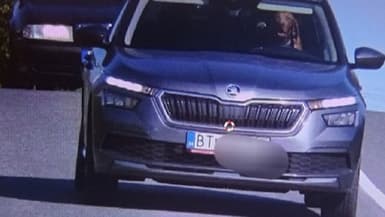 Cette drôle de phoyo a été partagée par la police slovaque, avec un chien en excès de vitesse, a priori sur les genoux du conducteur "humain".