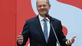 Le chef de file du SPD et ministre des Finances actuel Olaf Scholz, à Berlin, le 27 septembre 2021 au lendemain des législatives qui a vu son parti remporter le scrutin d'une courte tête 