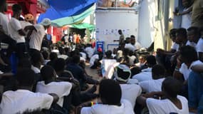 Des migrants à bord de l'Ocean Viking 