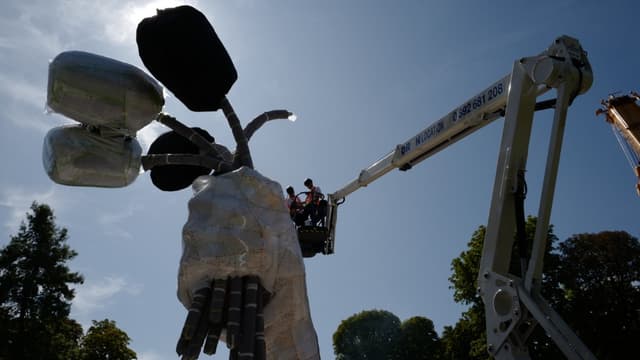 Des ouvriers installent l'oeuvre monumentale de Jeff Koons, le 30 août 2019