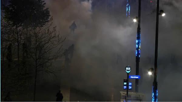 Les forces de l'ordre ont usé des gaz lacrymogènes pour disperser la foule Les forces de l'ordre ont usé des gaz lacrymogènes pour disperser la foule