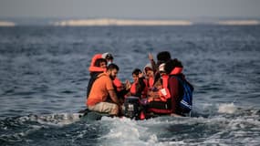 Sur leur canot pneumatique Walid et d'autres migrants approchent des côtes britanniques. Dans la Manche, le 11 septembre 2020