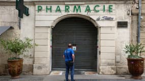 Une pharmacie au rideau baissé pour cause de grève, à Montpelliers le 30 mai 2024 
