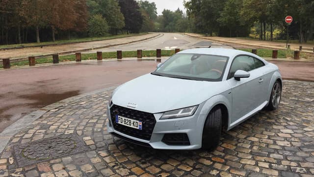 L'Audi TT dans sa dernière version, une 3e génération restylée et présentée ici dans une édition limitée à 999 exemplaires pour fêter son 20e anniversaire.
